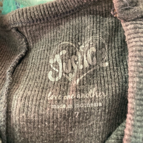 Bundle of 9 size medium (7/8) tanks. Various brands. - Picture 8 of 14